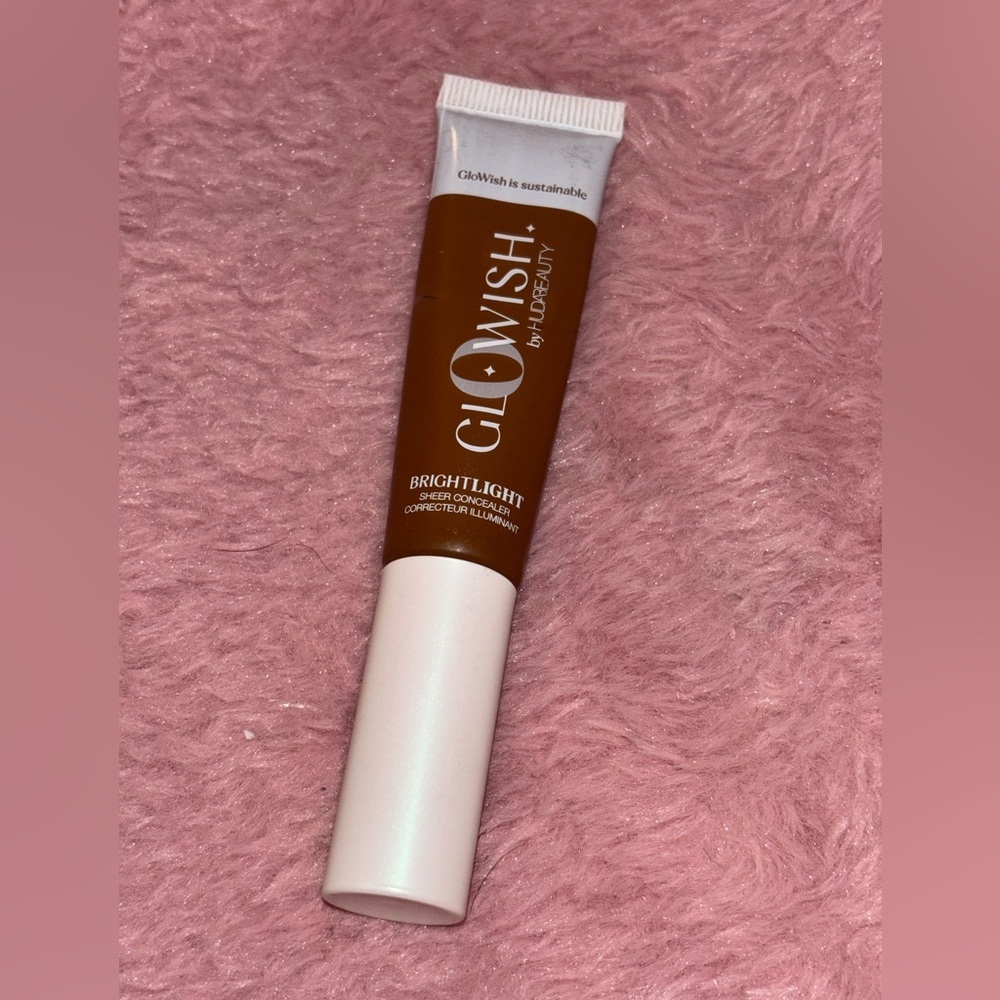 Huda Beauty GloWish Bright Light Hydrating Sheer Vegan Concealer